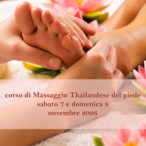 mani che effettuano il massaggio thailandese del piede